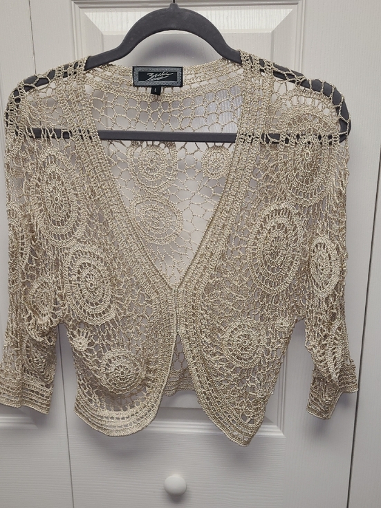 Zashi Sweaters - Zashi Beige and Gold Crochet Triple Hook and Eye Front Layering Shrug L